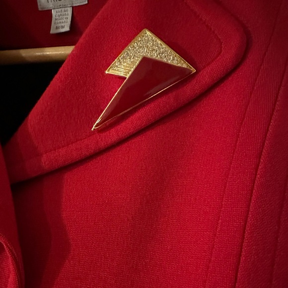 Tristan red jacket, waist length, with sparkle/red broach - Picture 8 of 9
